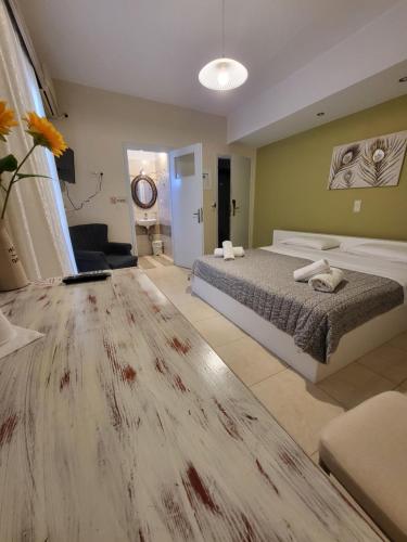 季亚科普通Panorama Hotel - Restaurant的一间卧室设有一张床,铺有大型木地板
