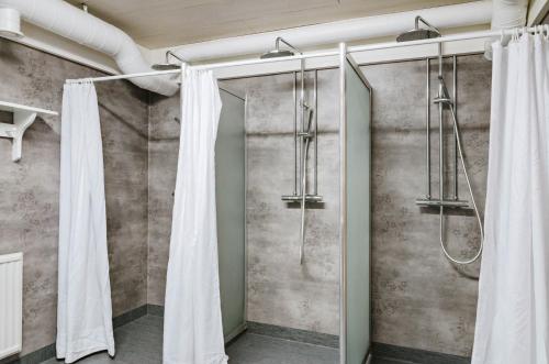 韦姆达伦Gästis Vemdalen的浴室内配有白色窗帘的淋浴
