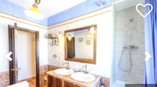 埃尔博斯克2 bedrooms house with private pool and terrace at El Bosque的浴室设有2个水槽和镜子