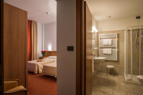 亚历山德里亚力士酒店的一间酒店客房 - 带一张床和一间浴室
