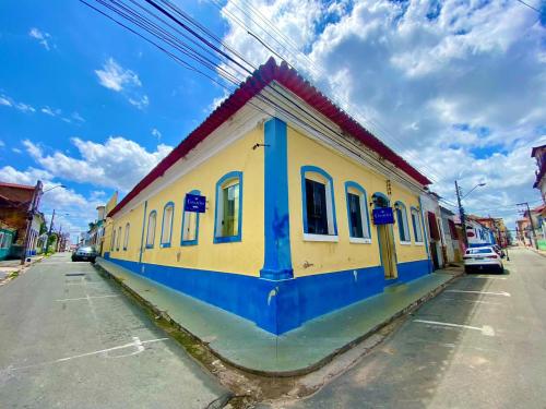 圣路易斯Casarão Hotel Pousada的街道边的黄色和蓝色建筑