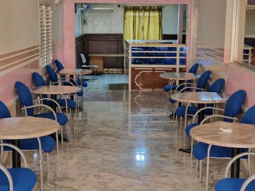 吉布提Hotel Rayan Djibouti的房间里的一排桌子和椅子
