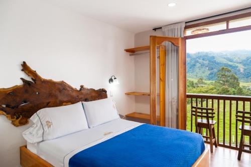 萨兰托Hospedaje Vista Hermosa Salento的一间卧室设有一张床和一个美景阳台