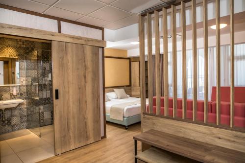 伊佐拉海豚酒店的一间酒店客房 - 带一张床和一间浴室