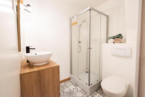 瓦朗西纳KASA CARO - Wifi & TV - Proche Centre ville的带淋浴、卫生间和盥洗盆的浴室