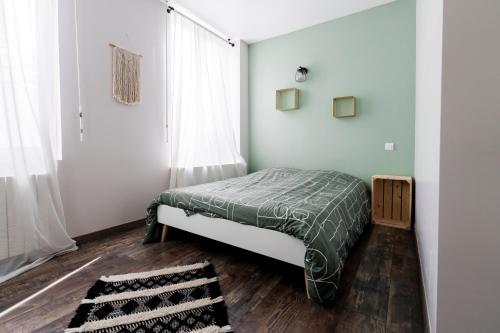 瓦朗西纳KASA CARO - Wifi & TV - Proche Centre ville的一间小卧室,配有床和窗户