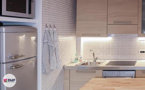 莫尔韦诺Bmp apartment Molveno Relax的厨房配有冰箱和水槽