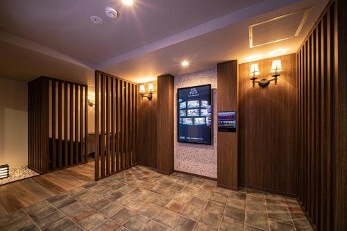 京都Hotel　このへんのアジア的大楼内带视频屏幕的走廊