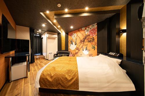 京都Hotel　このへんのアジア的酒店客房设有一张床,墙上挂有绘画作品