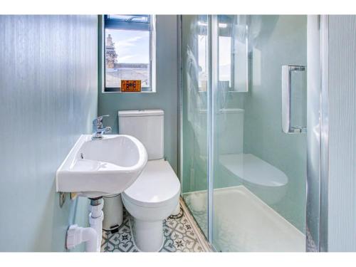 滨海绍森德Pass the Keys Stunning house in Leigh的浴室配有卫生间、盥洗盆和淋浴。