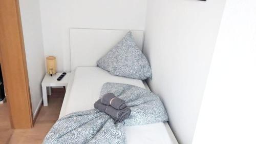 阿波尔达Nice Apartment in Apolda的一张带枕头的白色沙发上的弓形领带