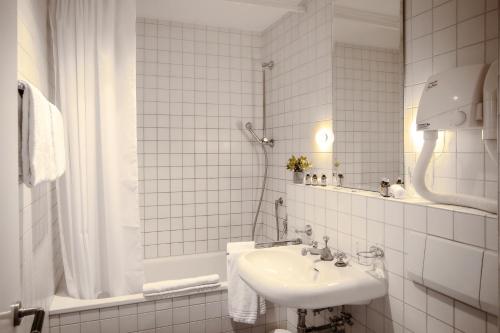 温特图尔洛奇酒店的白色的浴室设有水槽和镜子