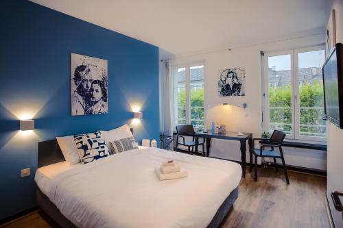 温特图尔洛奇酒店的一间卧室设有一张蓝色墙壁的大床