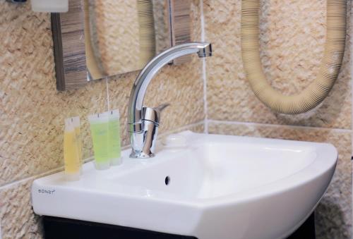 TaiyibaPlaza View Hostel的一个带水龙头的浴室内的盥洗盆
