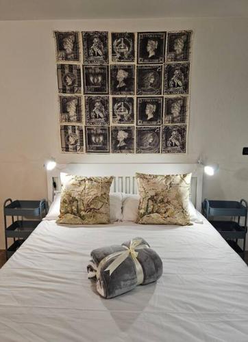 库尼奥Good Times Accomodation Cuneo的一张白色的床,上面有袋子