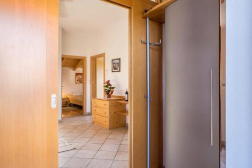 科尔皮缇亚Tschigghof的走廊上设有通往卧室的门