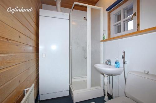 萨利色尔卡Kuukkeli Apartments Tokka的带淋浴和盥洗盆的浴室