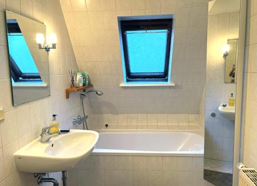 爱尔福特Atelierwohnung mit Parkblick的一间带水槽、浴缸和镜子的浴室