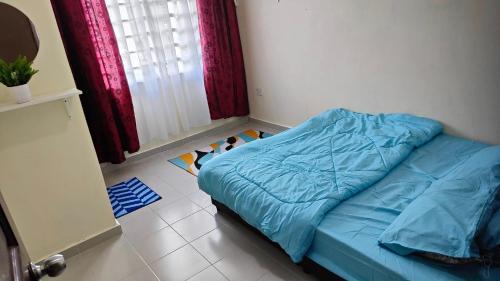 KeterehMunadibStay Private Pool的一间卧室配有一张带蓝色棉被的床