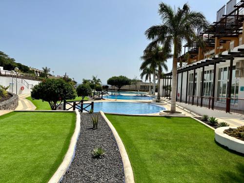 圣米格尔德阿沃纳Amarilla Golf Suite by VV Canary Ocean Homes的一座绿草环绕的游泳池