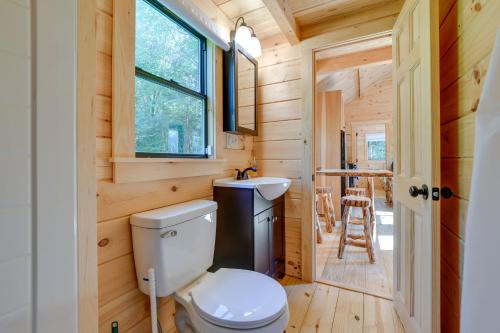 FranklinCatskills Tiny Home Cabin Surrounded by Nature!的一间位于小房子的浴室,配有厕所和水槽