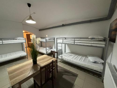 布加勒斯特Piata Uniri Cozy Inn的带双层床和桌子的房间以及用餐室