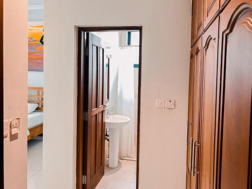 达累斯萨拉姆Elles Residence的客房内设有带水槽和卫生间的浴室
