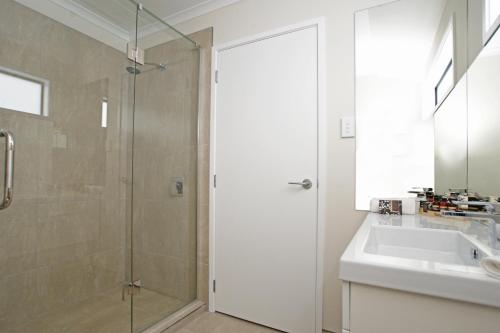 汉密尔顿阿斯特拉汽车旅馆的带淋浴、盥洗盆和镜子的浴室