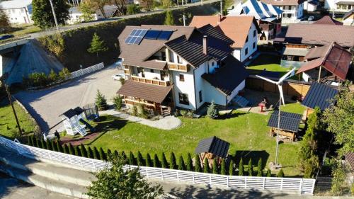 萨多瓦Pensiunea Ioana的享有带太阳能电池板的房子的空中景致