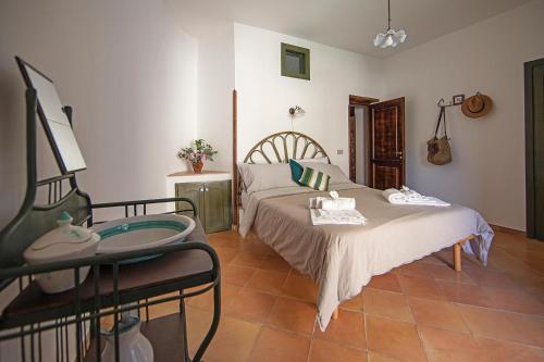 康加德马里尼Borgo di Conca的一间卧室配有一张床、一张书桌和一面镜子
