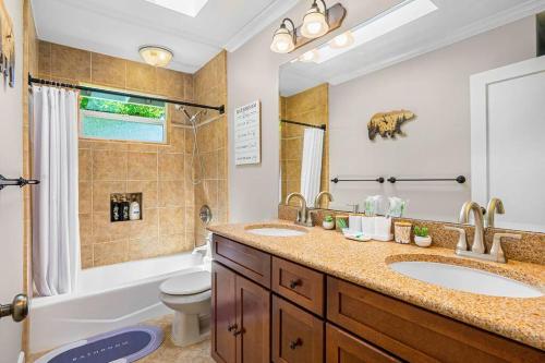 圣何塞Great View & Bright 3Br home /AC/ San Jose的一间带两个盥洗盆、浴缸和卫生间的浴室