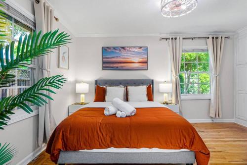圣何塞Great View & Bright 3Br home /AC/ San Jose的一间卧室,床上放着两只动物