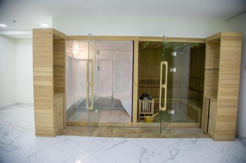 朱菲尔The Apple Residence的带淋浴的浴室和玻璃墙