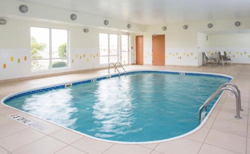 拉法叶拉斐特费尔菲尔德客栈的一座蓝色海水的大型室内游泳池