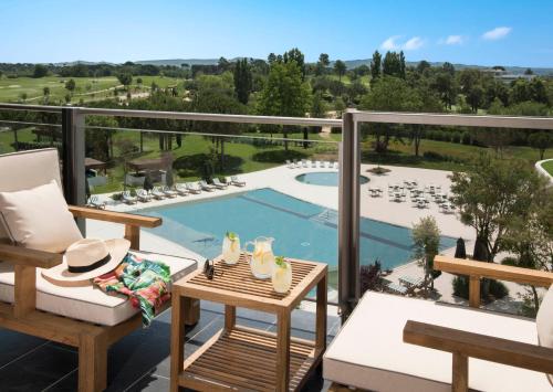 卡尔德斯德马拉维亚Camiral Golf & Wellness - Leading Hotel of the World的享有游泳池景致的阳台