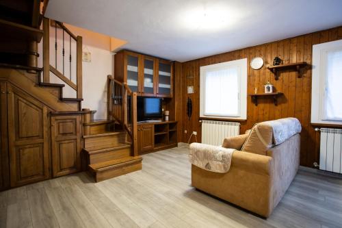 阿帕里卡Casa Liscidini的带沙发和电视的客厅