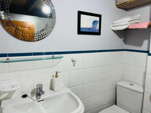 Las Rozas迭戈公寓的一间带水槽、镜子和卫生间的浴室