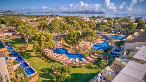 坎皮卡福特马略卡岛萨菲罗Spa公寓的享有度假胜地的空中景致,设有2个游泳池