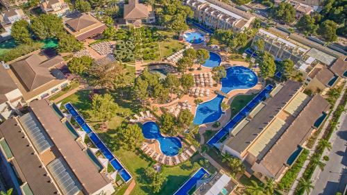 坎皮卡福特马略卡岛萨菲罗Spa公寓的享有度假村游泳池的顶部景致