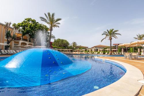 卡兰博希Zafiro Menorca的度假村游泳池中央的喷泉