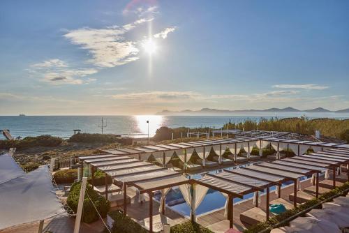 穆罗海滩扎菲罗巴伊亚公寓式酒店的海滩上的一排桌子和遮阳伞