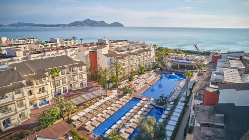穆罗海滩扎菲罗巴伊亚公寓式酒店的享有带游泳池的度假村的空中景致