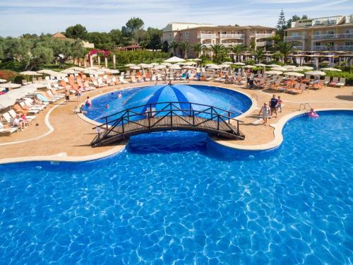 坎皮卡福特Zafiro Can Picafort的度假村的游泳池,提供人员和遮阳伞