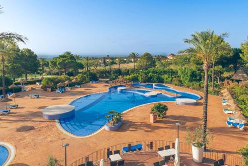 蒙特罗伊Pierre & Vacances Resort Bonavista de Bonmont的度假村游泳池的图片