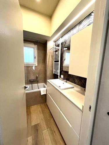 科尔马诺Home Donatella的一间带水槽和镜子的小浴室
