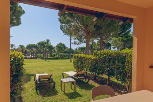 蒙特罗伊Pierre & Vacances Resort Bonavista de Bonmont的从带桌椅的公园窗户欣赏美景