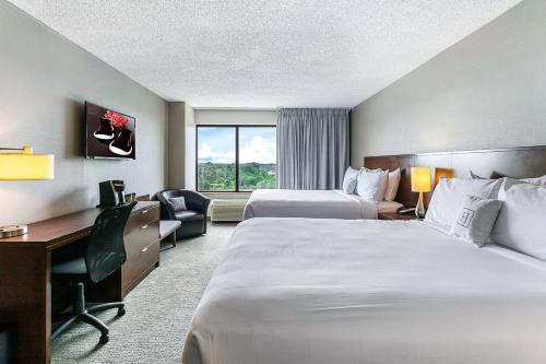 奥克森山港畔酒店的酒店客房配有两张床和一张书桌
