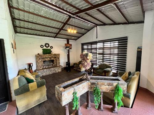 里奥班巴Casa de campo con hermosa vista的带沙发和壁炉的客厅