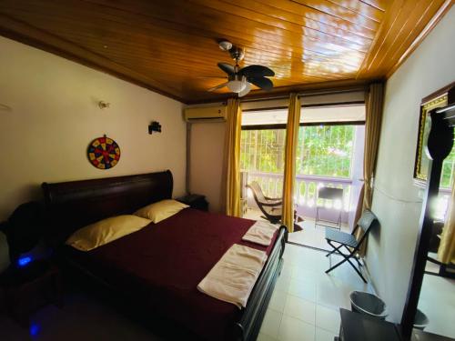 圣玛尔塔Casa Feliz Hostal的一间卧室设有一张木天花板床。