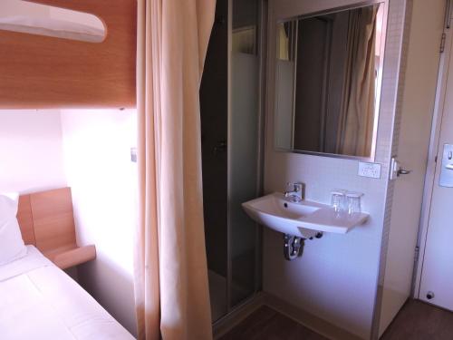 悉尼宜必思快捷酒店 - 悉尼奥林匹克公园的一间带水槽和镜子的浴室